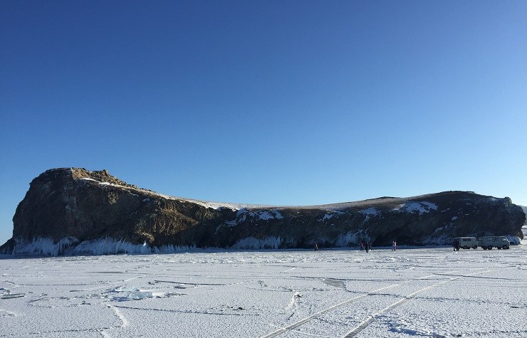 섬사람들이 신성하게 여긴다는 고무신 모양의 큰바위.jpg