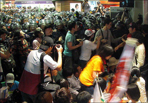 경찰이 매장 입구를 봉쇄하여 연대단위와 몸싸움을 벌이고 있다..jpg
