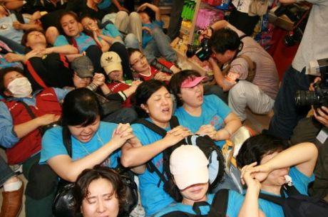 경찰이 매장에 진입하여 강제연행을 시작하자 저항하는 조합원들.jpg